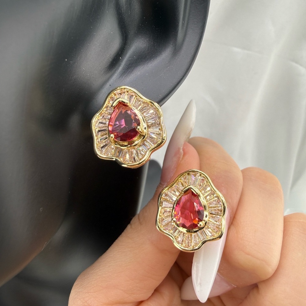Classic vintage women Gold and Red Gemstone Earrings - Picture 9 of 11
